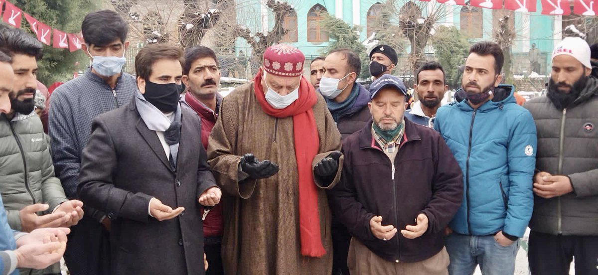 tanvirsadiq's tweet photo. Accompanied party president Dr Farooq Abdullah to pay our humble tributes to Sheikh Nazir Ahmed on his 7th death anniversary. 

He was an epitome of grace, ethics and discipline in politics. https://t.co/xrIOni2cYm