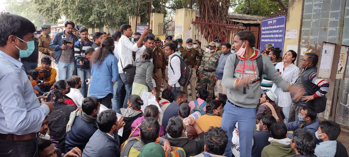 BIHARSTET2019's tweet photo. #STET_2019 उत्तीर्ण अभ्यर्थियों ने मेरिट और नॉन मेरिट कॉलम को हटाने की मांग को लेकर प्रदर्शन किया। 

एक अभ्यर्थी ने बताया, "12 मार्च को जो रिजल्ट आया है उसके आधार पर हमें सर्टिफिकेट चाहिए। कहा गया था कि मेरिट-नॉन मेरिट का कॉलम हटा दिया जाएगा, लेकिन नहीं हटाया गया।" https://t.co/JJUmfehpAj
