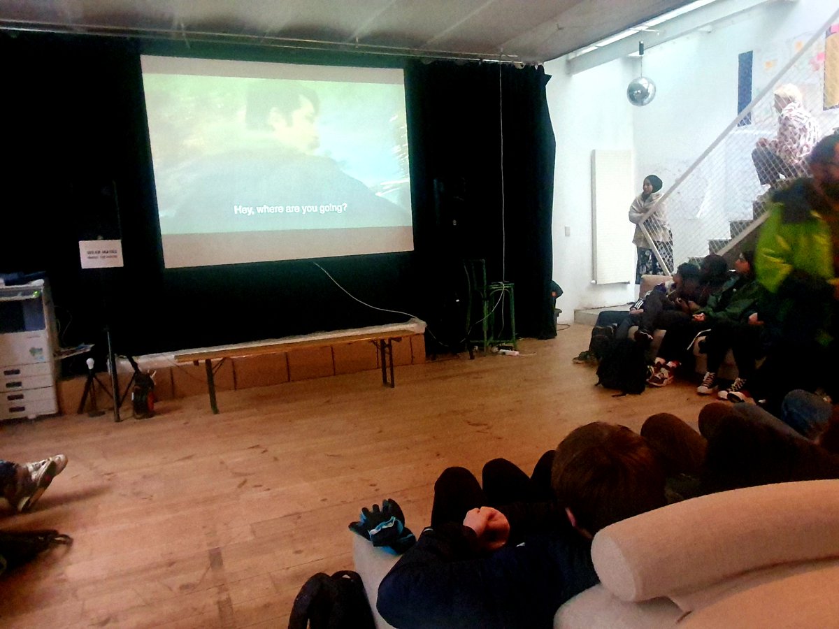 kimponsaerts's tweet photo. Schuilen voor de regen, zeer warm onthaald en ook kippenvel bij @cinemaximiliaan in Molenbeek. Brusselweek @ehb_journalist @ehbrussel https://t.co/hiwzSsKp78