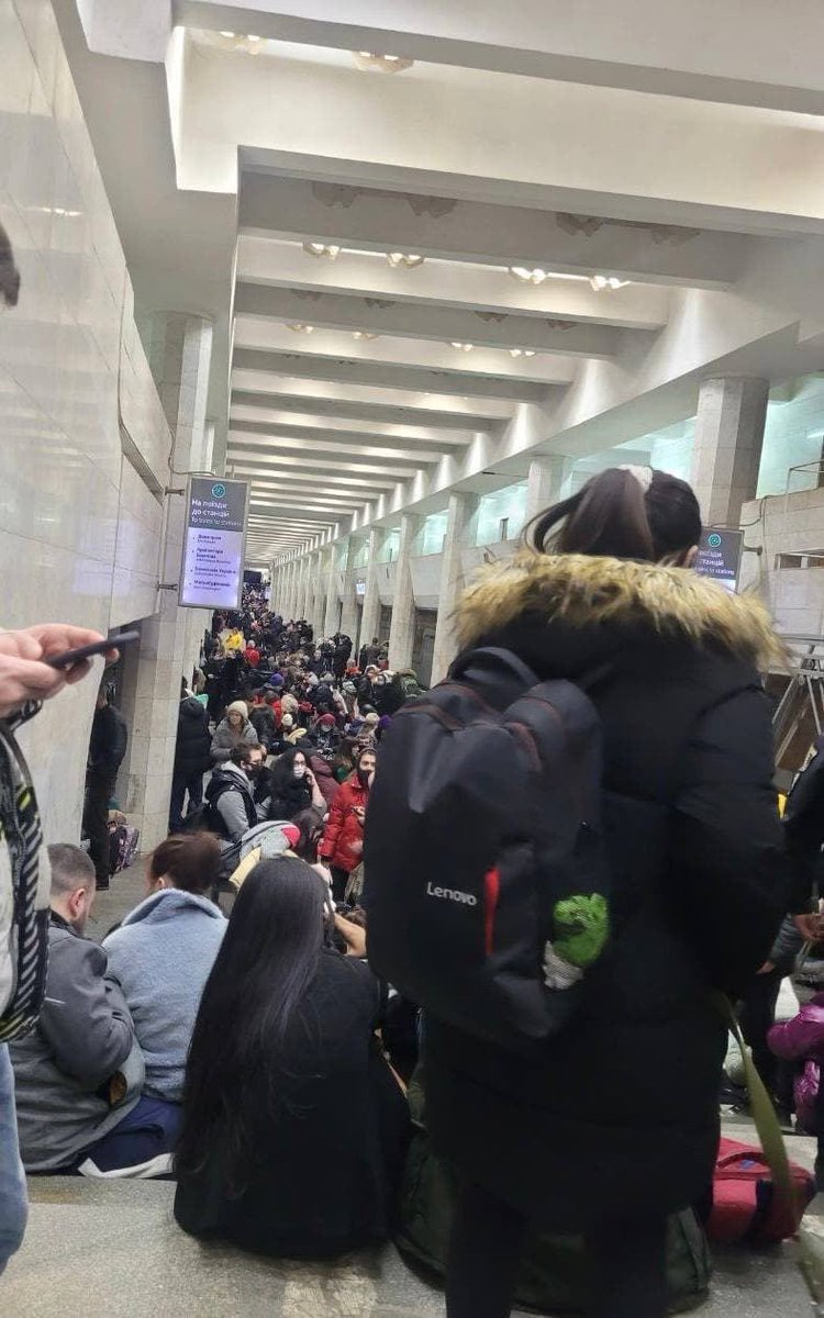 Métro de Kyiv maintenant. Les autorités craignent des frappes aériennes. #UkraineRussie