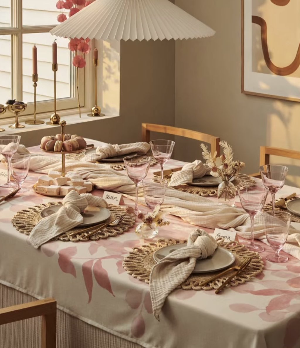 TheDevilsDesign's tweet photo. We are not onboard with @hmunitedkingdom brunch table. We think there could be less pink fussiness and more #chic. Swipe to see what we love👉

#interiordesign #interior #decor #homedecor #thursdaymotivation #feels #fashion #beauty #design #vibe #interiors #designobsessed https://t.co/5yDooqx3Vl