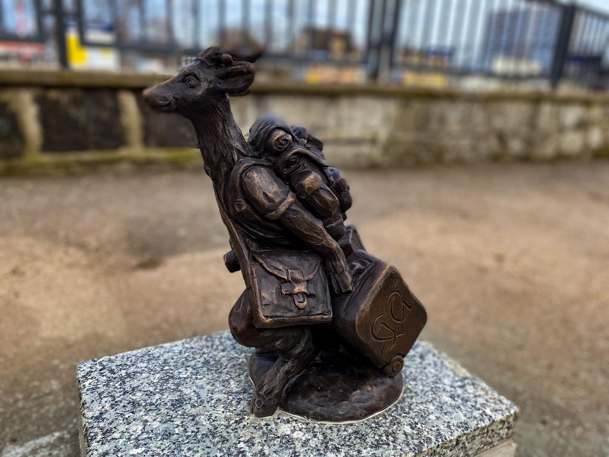 👉Kolejny #Jelonek stanął przy Dworcu PKP w Jeleniej Górze. 🦌

To siódma figurka na jeleniogórskim szlaku jelonka. Jest to miłośnik podróży, zwiedzania 🗺 i oczywiście naszego miasta! 😍