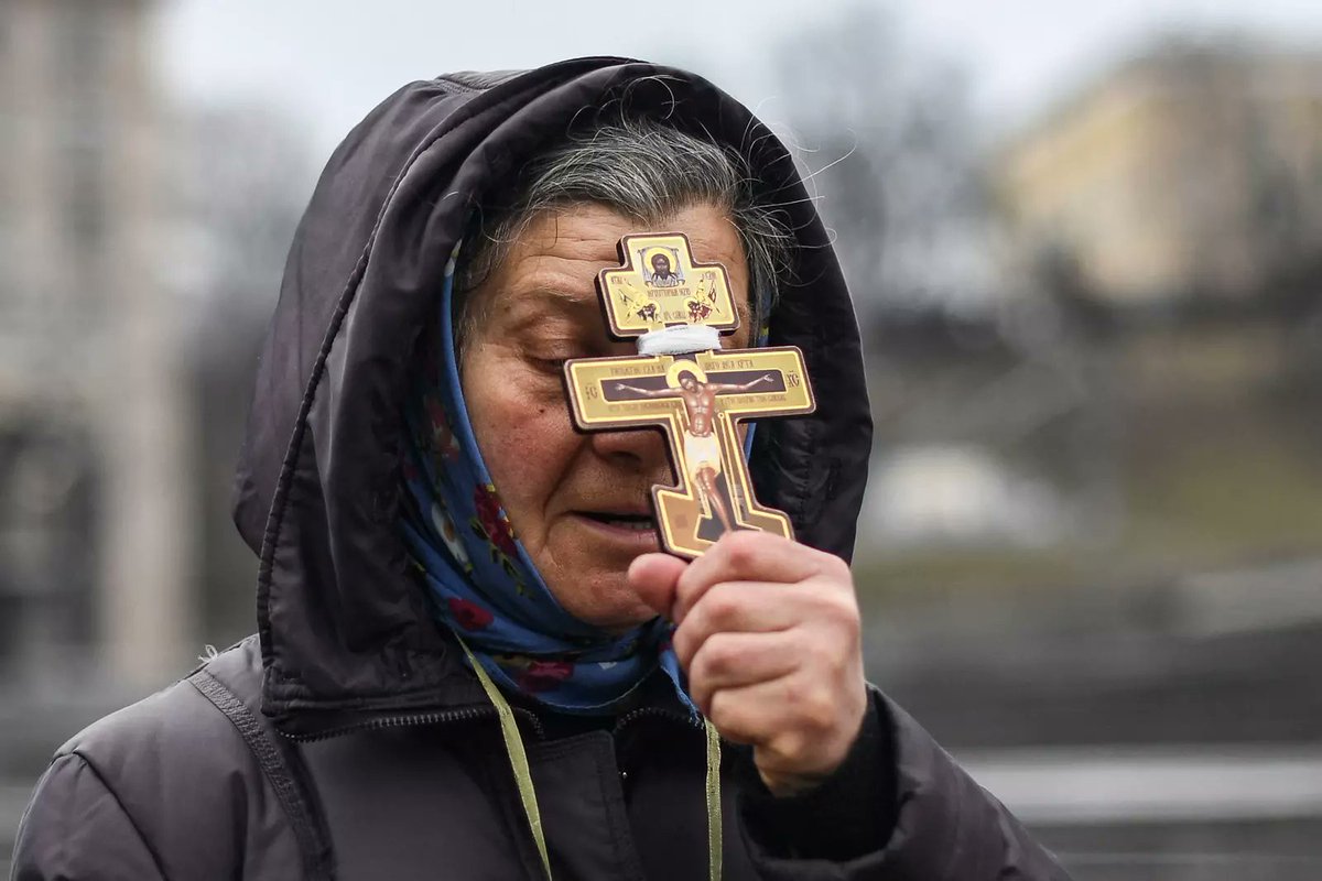 VICENews's tweet photo. These powerful photos show the start of Russia's invasion of Ukraine.

Thousands of people are now trying to flee the capital as Russian troops have begun military action in multiple major Ukrainian cities.

See more here: https://t.co/DYmHzbaEvF https://t.co/HTY4Y6pfRe