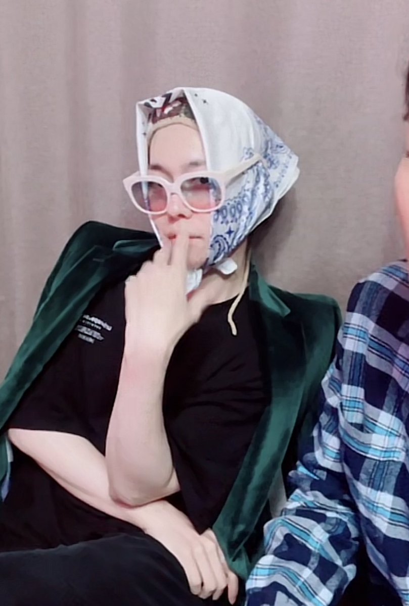 softinseo's tweet photo. SOMEONE SAID JINU IS  SWEDEN GRANDMA’S FRIEND AND HE POSED SHHSHSHS https://t.co/daLFoe5PLb