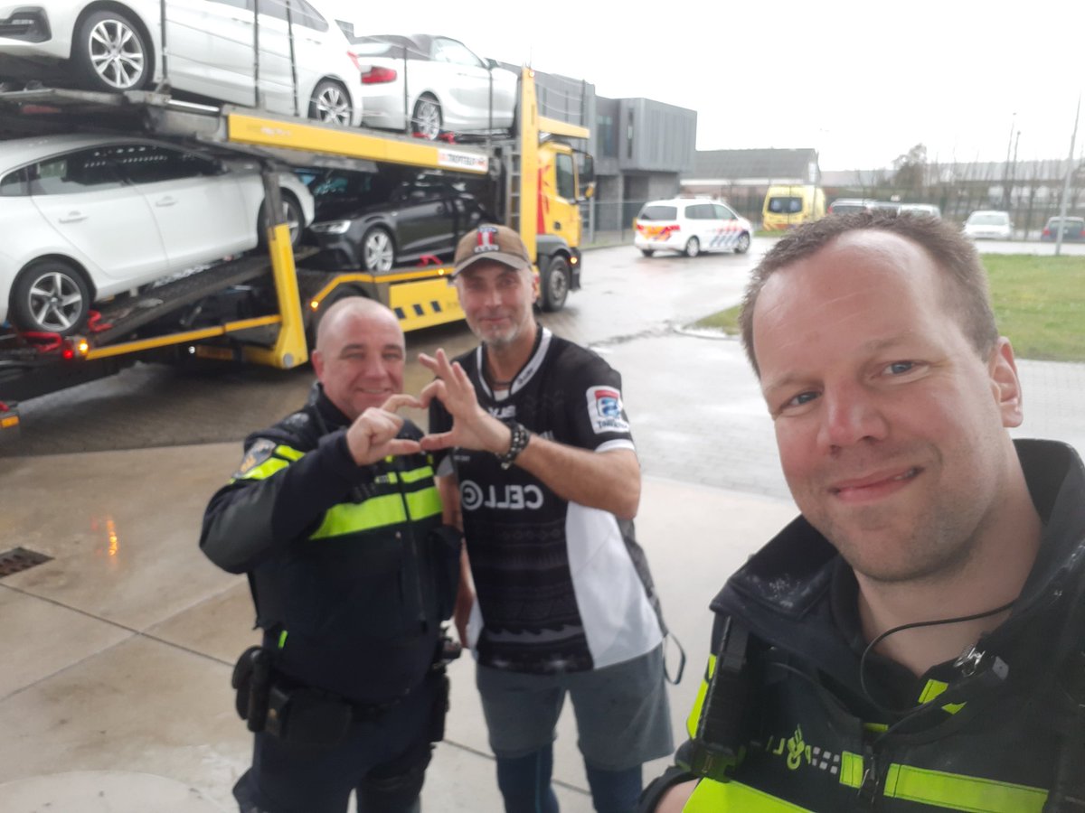 GAINFRA_ZW1's tweet photo. Controle van een Oekraïense chauffeur. Vertelde dat zijn gezin in Charkov woont en begon te huilen. Zijn bankpas was geblokkeerd vanwege de oorlog. Gelukkig konden we hem 2 lunchpaketten geven. #Breda #OekraineCrisis https://t.co/lPE6wzjGeX