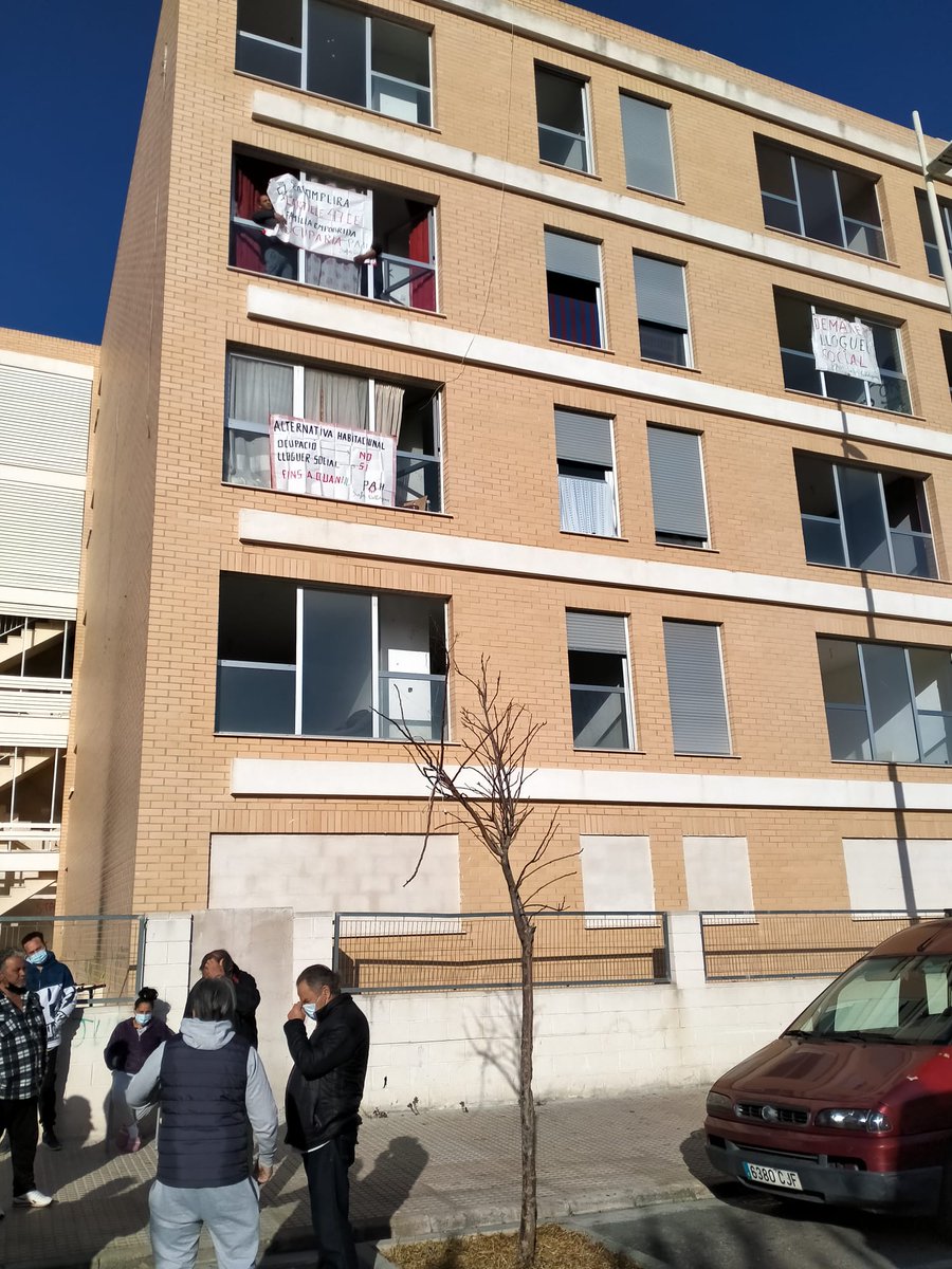 Les 👩‍👧‍👦 del c/ Perú 57 demanen a l'<a href="/aj_gandia/">Ajuntament de Gandia</a> <a href="/josemaprieto/">Jose Manuel Prieto</a> que no el desnonen fins tenir alternativa habitacional. L'acompliment art 47, dret  🏬 digne, RDL 2/2022 moratòria fins 30-9 i consumidors vulnerables. Els han tallat  llum. <a href="/pepalandete/">Josep Alandete</a> <a href="/nah_gon/">Nahuel González López</a>. L'aporofòbia és delicte