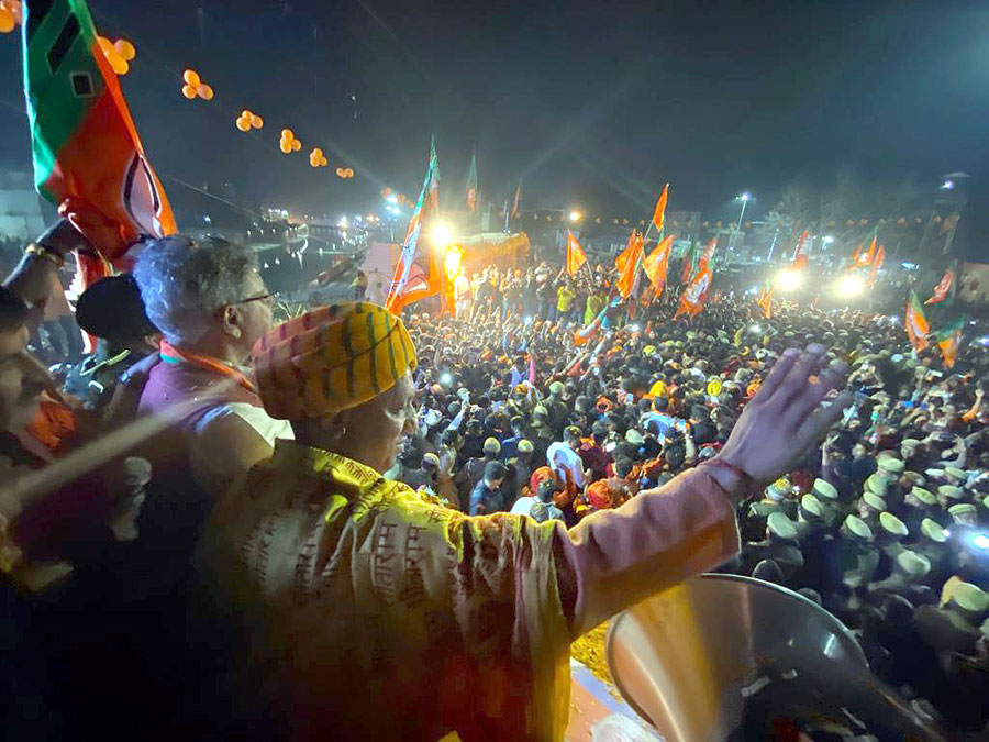 myogiadityanath's tweet photo. 'राष्ट्र पुरुष' प्रभु श्री राम की पवित्र स्मृतियों से दीप्त पावन श्री अयोध्या जी में आस्था, विश्वास और विकास का रोड शो...

जय श्री राम! https://t.co/0ESc4DTVRa