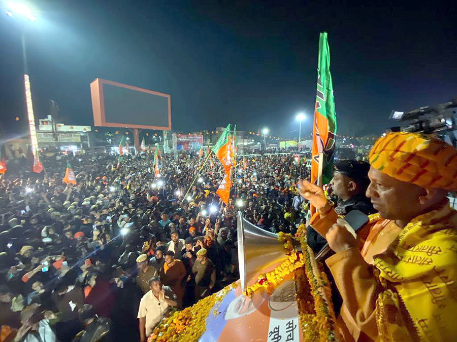 myogiadityanath's tweet photo. 'राष्ट्र पुरुष' प्रभु श्री राम की पवित्र स्मृतियों से दीप्त पावन श्री अयोध्या जी में आस्था, विश्वास और विकास का रोड शो...

जय श्री राम! https://t.co/0ESc4DTVRa