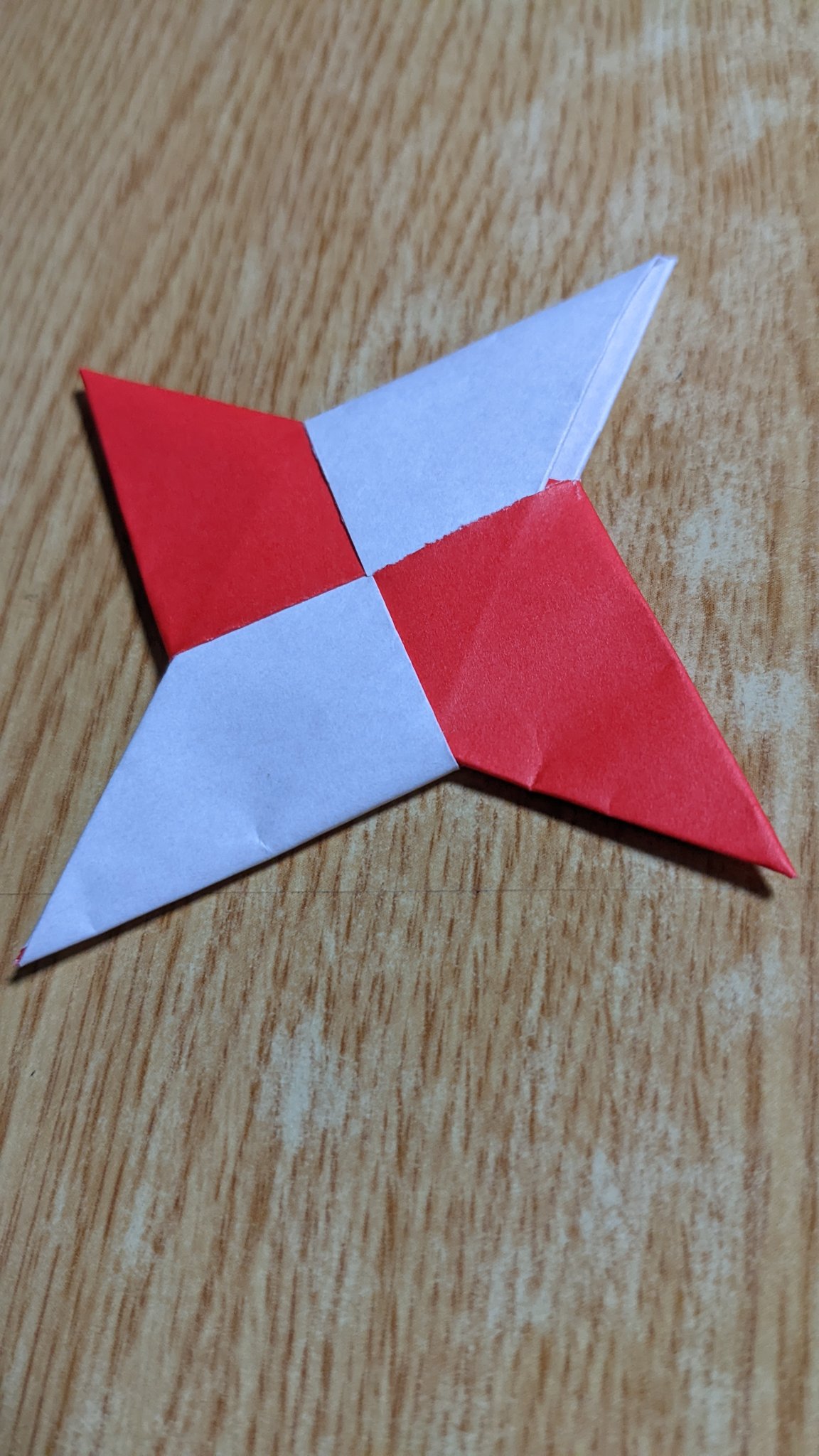 ピョコタン ふと思い立って 折り紙の手裏剣を作ってみた 多分35年ぶりくらい 昔はこれを量産してポケットに武器として忍ばせていたのだ T Co Uvfwqvdk8c Twitter