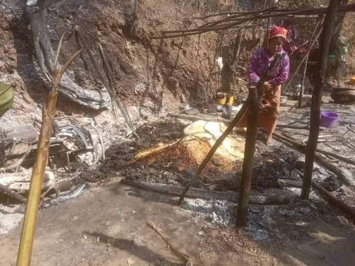 ကလေးမြို့ ချောင်းခွရွာက စစ်ရှောင်သားအမိ ၃ ဦးကို  စစ်ကောင်စီတပ် မီးရှို့သတ်ဖြတ်
==============

Read More |  facebook.com/MizzimaDaily/p…

#mizzimanews
#mizzimatv
#mizzima