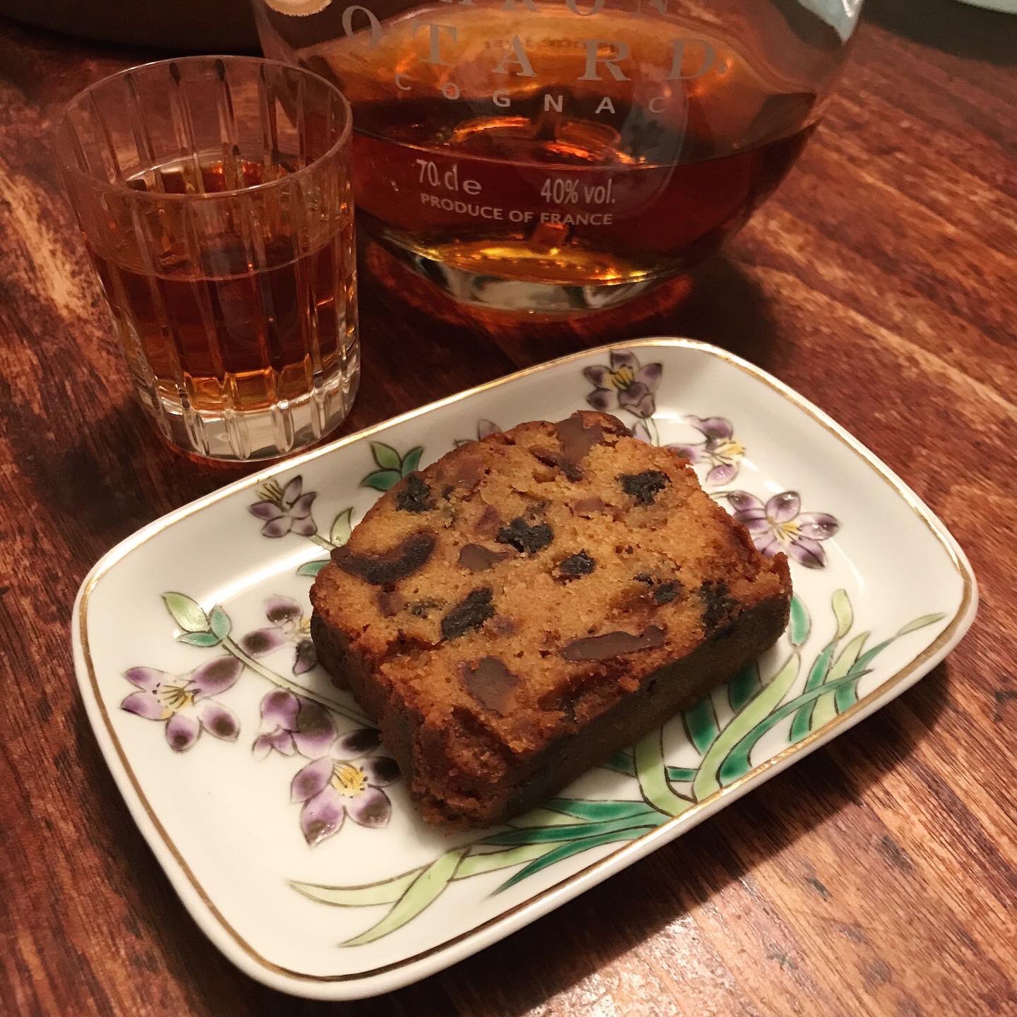 Twitter এ 酒徒 しゅと おうちで中華 食の力を総動員してやるせない日々を乗り切る 今夜は満を持してヒロヲカさんのダークフルーツケーキ 三ヶ月熟成 封を開けるそばから漂う濃密な香り 噛めば広がる大人の色気 すいも甘いも噛み分けた感じの 落ち着いた