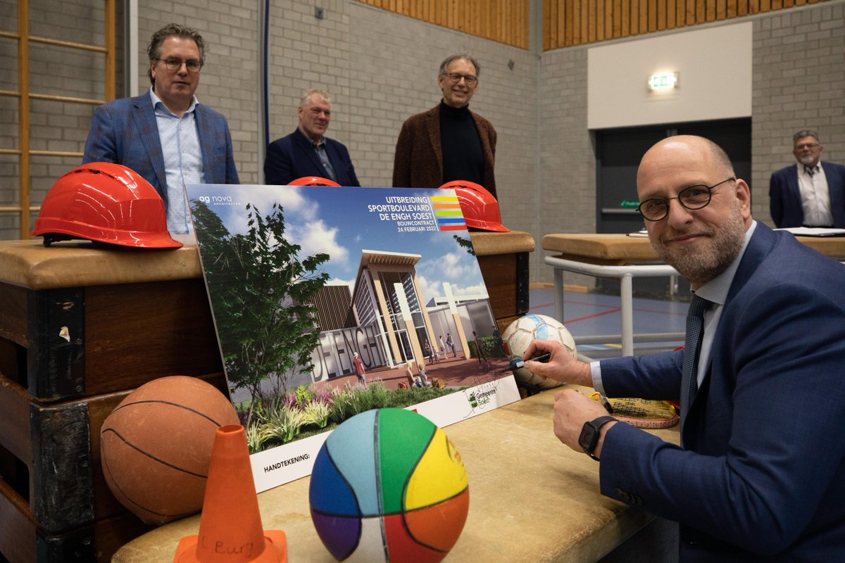 gooieneemlander's tweet photo. De krabbels staan, de Soester sporthal kan gebouwd worden en Harrie Dijkhuizen is er blij mee; ’Jaren over gesproken, blij met het eindresultaat, maar het doet wel pijn in de portemonnee’ https://t.co/mGSXuFthOX https://t.co/WH2LLXjY3a