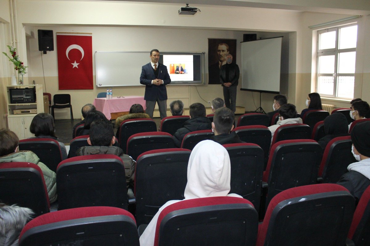sinopilmem's tweet photo. 📌Milli ve manevi değerlerimiz  ile ilgili, tecrübe ve bilgileriyle öğrencilerimize ışık tutan Milli Eğitim Müdürümüz Sn.Ercan YILDIZ,"Değerlerimiz Işığında Söyleşiler Projesi" kapsamında Güzel Sanatlar ve Spor Lisesi öğrencileriyle bir araya geldi.
@tcmeb 
@YLDZercan1957 https://t.co/ePo1q1xpfI
