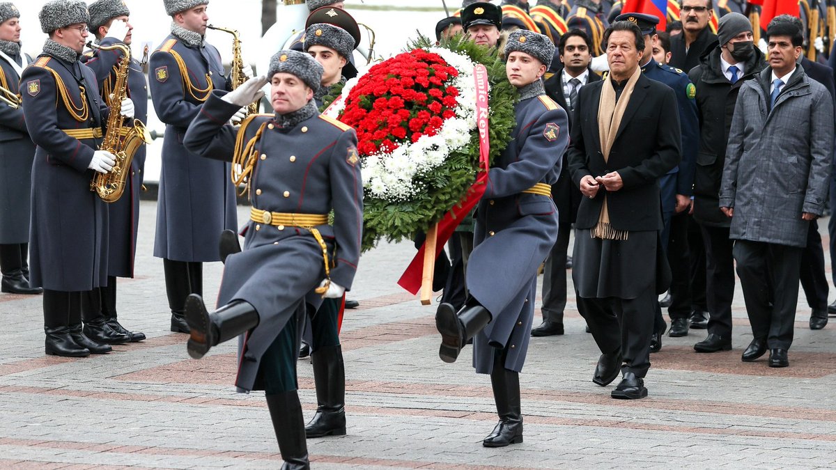 MID_RF's tweet image. 🇷🇺🇵🇰 Президент В.В.#Путин провёл в Кремле встречу с Премьер-министром Пакистана @ImranKhanPTI, который находится в России с рабочим визитом.

Ранее Имран-Хан принял участие в церемонии возложения венка к Могиле Неизвестного Солдата у Кремлёвской стены.

🔗is.gd/ZHhEtS