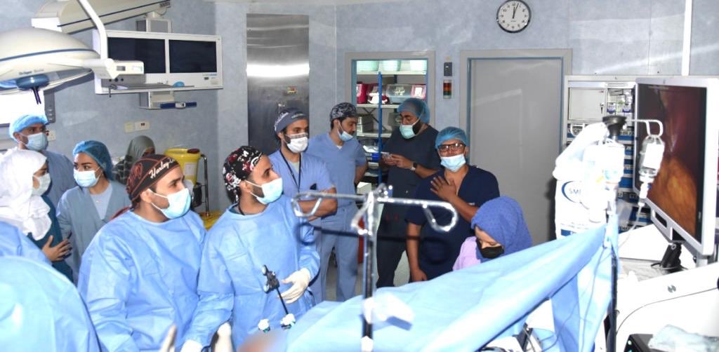 الأولى والأحدث من نوعها في عمليات السمنة بالمنطقة الشرقية " عملية طوق المعدة العمودي بالمنظار الجراحي" والتي اجراها فريق جراحة السمنة بمجمع الدمام الطبي