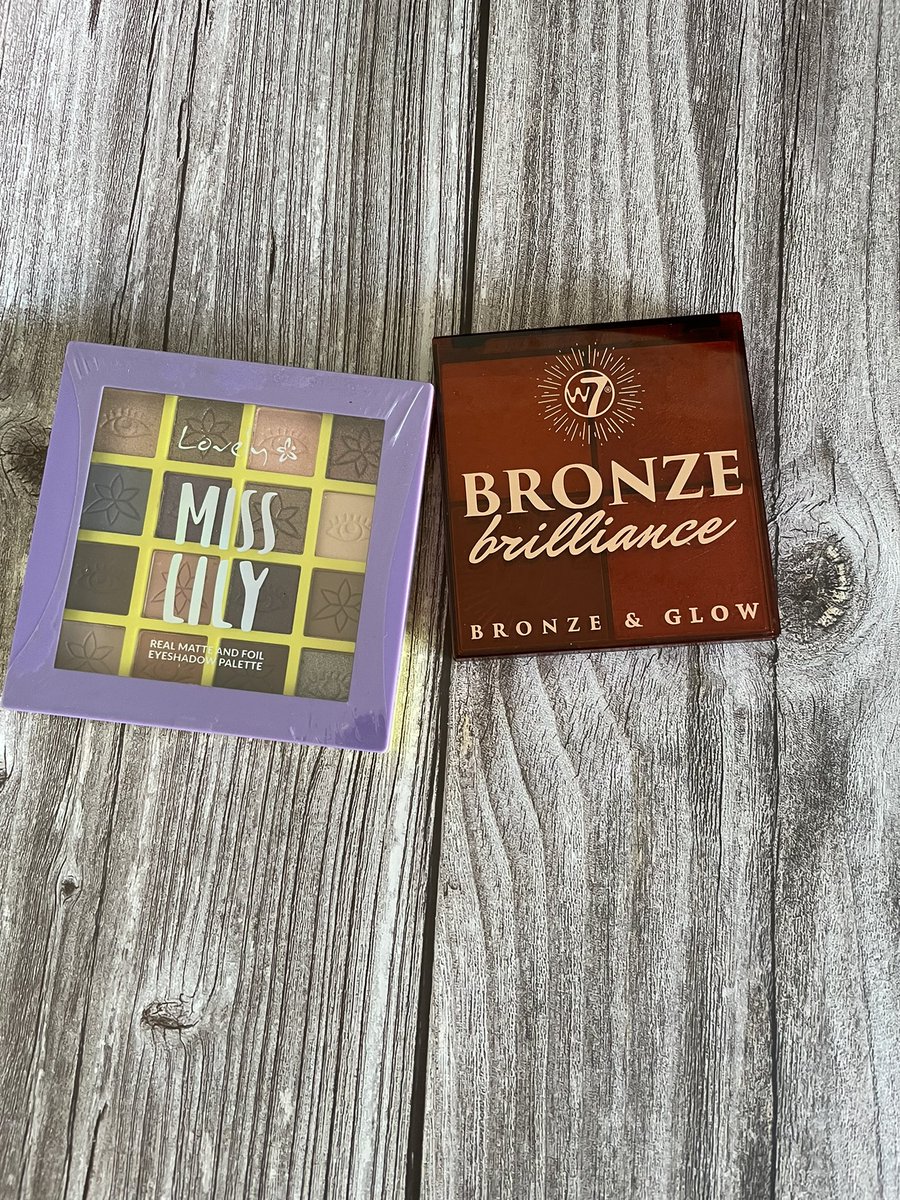 makeup6beauty's tweet photo. Os enseño unas compras de ayer en @pprimor de la Paleta #bronzebrilliance de #w7 y una paleta de ojos de #lovely #misslilypalette #primor #primoraddict #makeup con ganas de probarlas https://t.co/O06ZYH8cDj