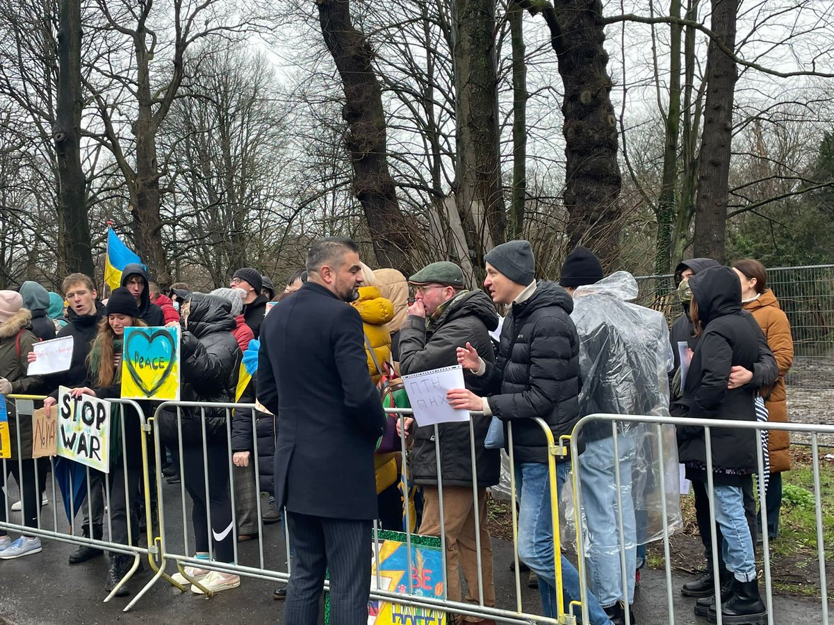 DENK-Kamerlid <a href="/tunahankuzu/">Tunahan Kuzu</a> in gesprek met bezorgde demonstranten vanwege de inval van Rusland in Oekraïne.  #Ukraine #Putin #Oekraine