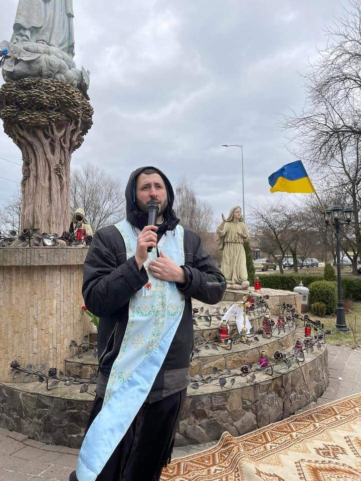 CatholicArena's tweet photo. Traditional Ukranian Catholics praying for peace in front of statues of Our Lady of Fatima and the visionaries. https://t.co/BfFLkgPCyA