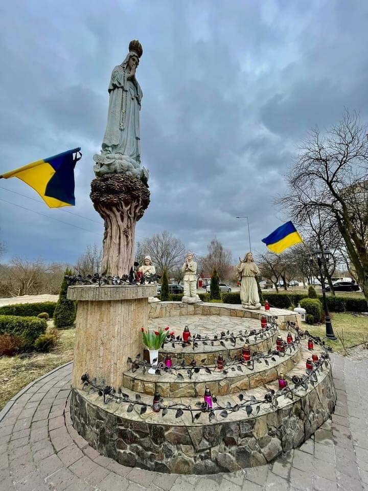 CatholicArena's tweet photo. Traditional Ukranian Catholics praying for peace in front of statues of Our Lady of Fatima and the visionaries. https://t.co/BfFLkgPCyA