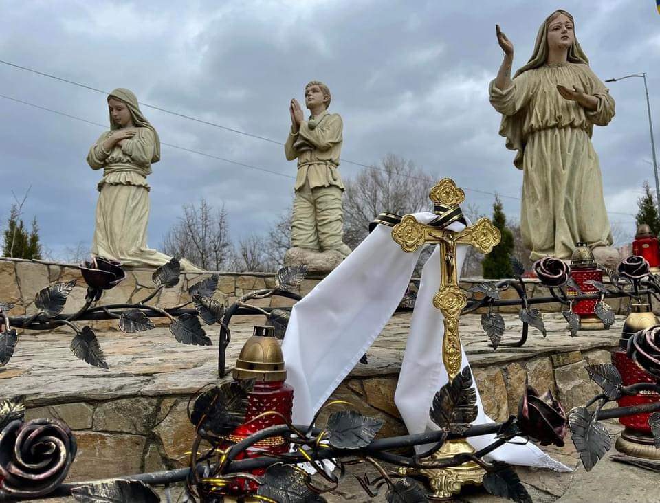 CatholicArena's tweet photo. Traditional Ukranian Catholics praying for peace in front of statues of Our Lady of Fatima and the visionaries. https://t.co/BfFLkgPCyA