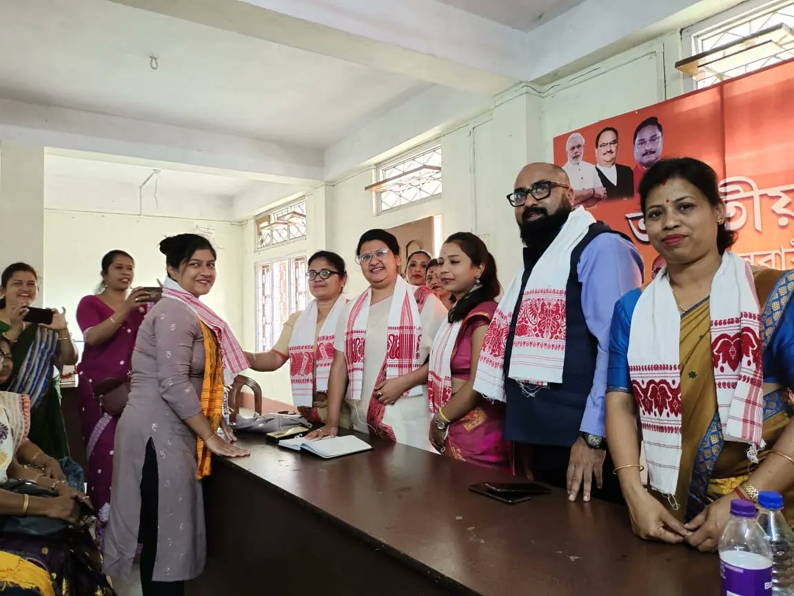 mriganka_dr's tweet image. Felicitation of Ward Commissioner who won #uncontested by State Mahila Morcha OS #Dhritimaladeka and Social Media Co Convenor #NipamoniThakuria , today at District Office @BhabeshKalita11 @jayanta_malla @DekaAngoorlata @BJP4India @BJP4NALBARI @BJP4Assam