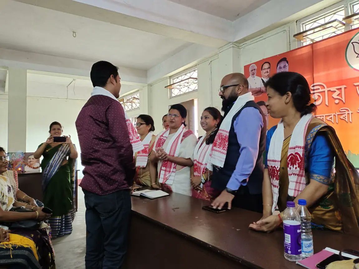 mriganka_dr's tweet image. Felicitation of Ward Commissioner who won #uncontested by State Mahila Morcha OS #Dhritimaladeka and Social Media Co Convenor #NipamoniThakuria , today at District Office @BhabeshKalita11 @jayanta_malla @DekaAngoorlata @BJP4India @BJP4NALBARI @BJP4Assam