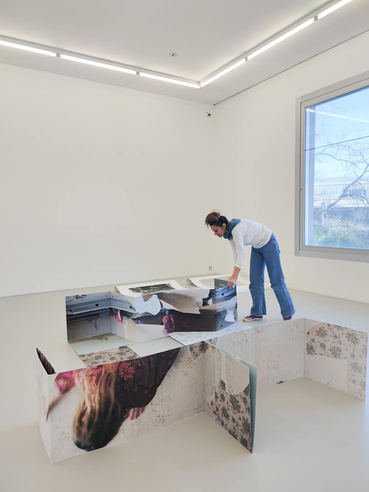 Coulisses 👀 | Montage en cours.... 🛠️ 
Résidence "Artiste en territoire" Arina Essipowitsch 
👉En partenariat avec la CAPG Culture Pays de Grasse  l'eac. propose une restitution de résidence, présentant les travaux récents de l'artiste.
📅Samedi 26 février à 11h à l'eac.