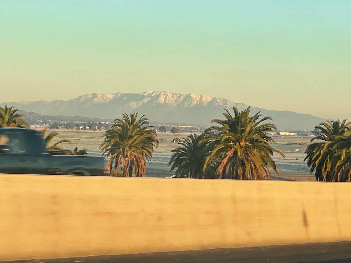 MaMaShowShow's tweet photo. Driving to work in SoCal!! It was cold last night! https://t.co/tKhBhY333A