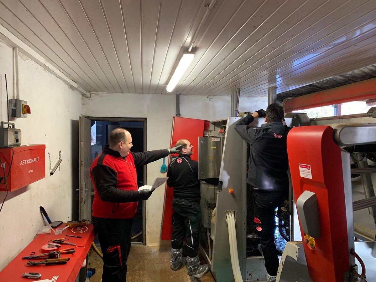 LelyHolsworthy's tweet photo. We are undertaking some product validation in Devon today with colleagues from @LelyAtlantic & also international colleagues from @LelyHolding. It’s great for our center to be part of the validating process 👍
#lely #farminginnovators #lelydevonandcornwall https://t.co/ubLi74kLHy