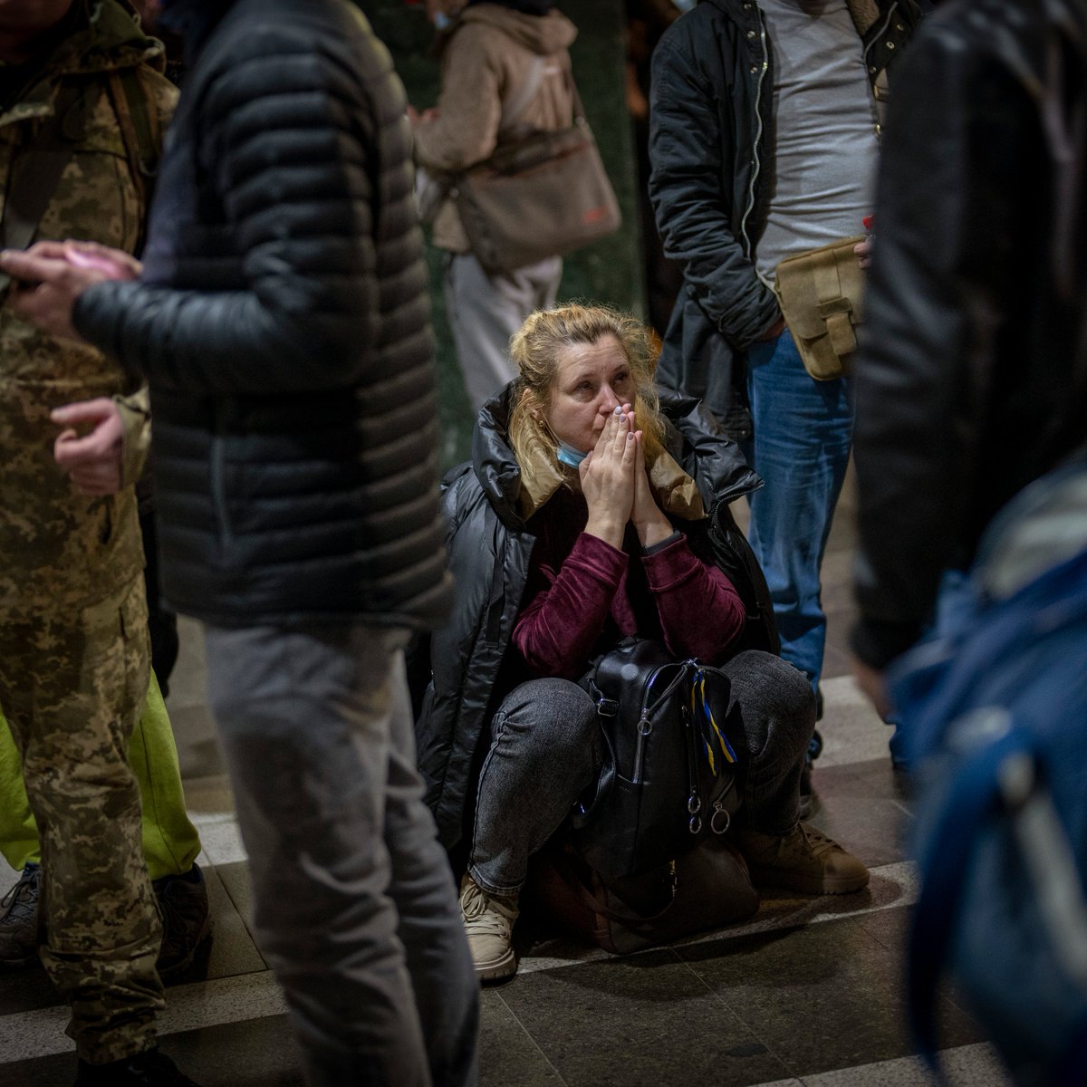ajplusespanol's tweet photo. Miles de ucranianos están huyendo a Polonia, algunos caminado, tras los ataques rusos cerca de ciudades como Kiev.

Los misiles rusos han golpeado áreas residenciales, matando a civiles. La agencia de la ONU para los refugiados ha advertido de las consecuencias "devastadoras". https://t.co/kP5GNu9aKc