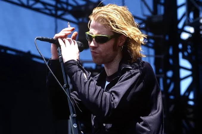 backtothe90ss's tweet photo. RIP #MarkLanegan

#RIPMarkLanegan
#screamingtrees #theguttertwins #qotsa https://t.co/DFrwYrbpMS
