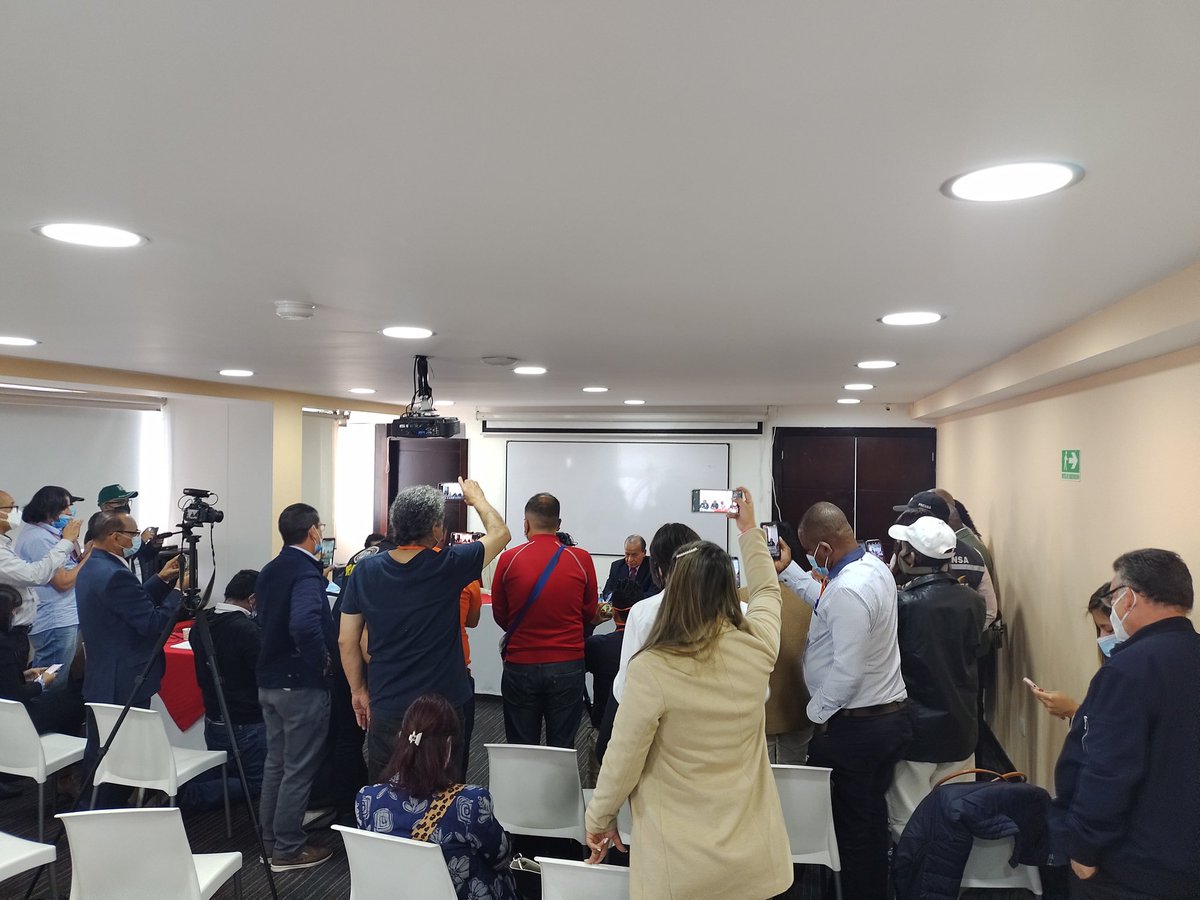 ENSColombia's tweet photo. #Atención 
El Comité Nacional de Paro anuncia aplazamiento de movilizaciones del 3 de marzo. Hacen un llamado para participar masivamente en las elecciones del 13 de marzo https://t.co/Vas36A575W