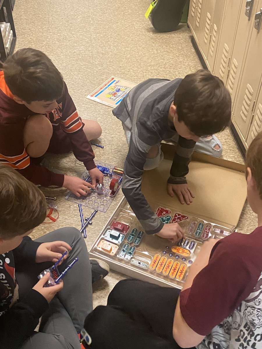 Sthawkins4's tweet photo. Hands-on Investigations with circuits using kits donated by a former student/Boy Scout! #aacpsscience #circuits #aacpsawesome https://t.co/ToATcKzGZV
