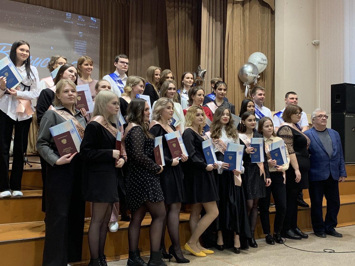 60 выпускников Самарского социально-педагогического колледжа специальности «Правоохранительная деятельность» получили документы о среднем профессиональном образовании, из них 17 окончили учебу с отличием. 
Поздравляем!