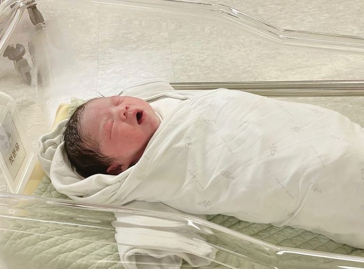 Hywnoo's tweet photo. 🗓️ Kamis, 24 Februari 2022
🕘 20:00 Pm

Welcome to the world Anya Velove Zakita my baby girl ❤️🌹 https://t.co/xRFK30GBNZ