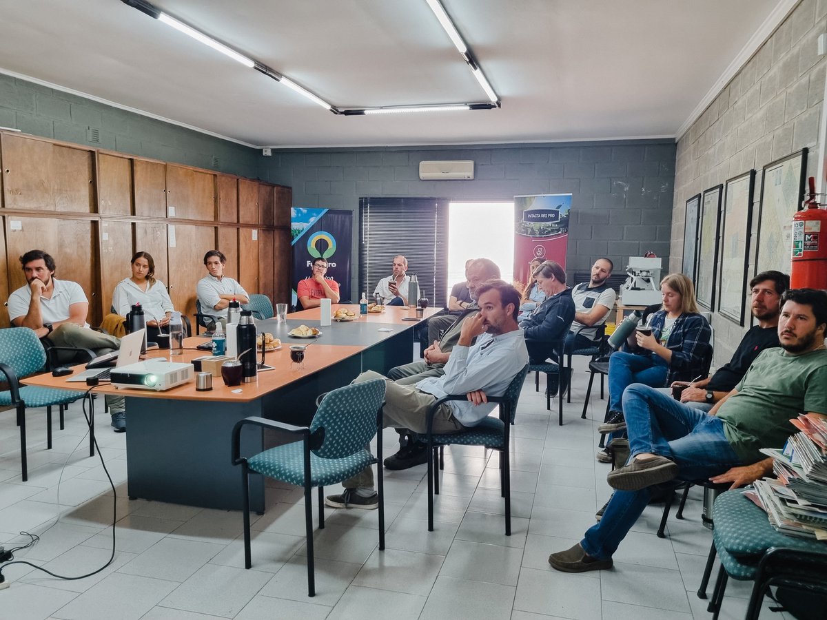 ¡Y fue el 3ro! Último taller de #Cosecha con <a href="/FieldViewArg/">FieldView Argentina</a> en <a href="/Fullagrosrl/">Fullagro de Grupo Quemú</a>. Platea completa para escuchar a Luis Branda recomendando buenas prácticas en #AgriculturaDigital. Gracias <a href="/calicervera/">Diego Cervera</a>, <a href="/daecheveste/">Diego Echeveste</a>, <a href="/merydurand/">Mery Durand</a> y <a href="/Gervasiovaresi1/">Gervasiovaresini</a> por la organización. 
@Bayer4CropsAR