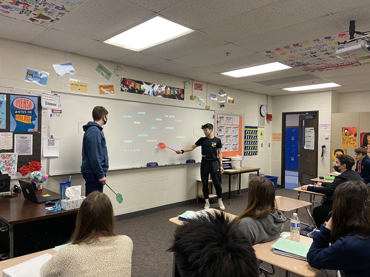 ErinDeLuga's tweet photo. Matamoscas en espanol hoy! Muy bien, clase! #joyfulJourney @LZHS_WL_Dept @KatterElise @AshleyWeltler @GalltKelley https://t.co/GZ3gJGM0RW