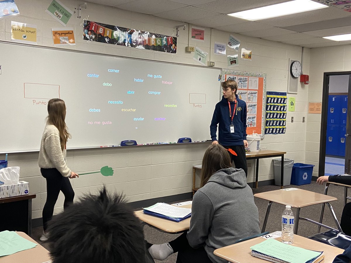 ErinDeLuga's tweet photo. Matamoscas en espanol hoy! Muy bien, clase! #joyfulJourney @LZHS_WL_Dept @KatterElise @AshleyWeltler @GalltKelley https://t.co/GZ3gJGM0RW
