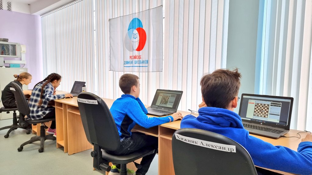 24 февраля 2022г активисты РДШ ГБОУ СОШ 3 п.г.т. Смышляевка
(Агаронян Тамара, Черникова Мария, Новиков Михаил, Хижняк Александр) приняли участие в Региональном этапе турнира на кубок РДШ по шахматам. #ШахматыРДШ
<a href="/pu_monso/">Поволжское управление МОиН СО</a> <a href="/Volzhsky_adm/">Администрация Волжского района</a> <a href="/cvr_vr_rdsh/">Волжское отделение РДШ</a>