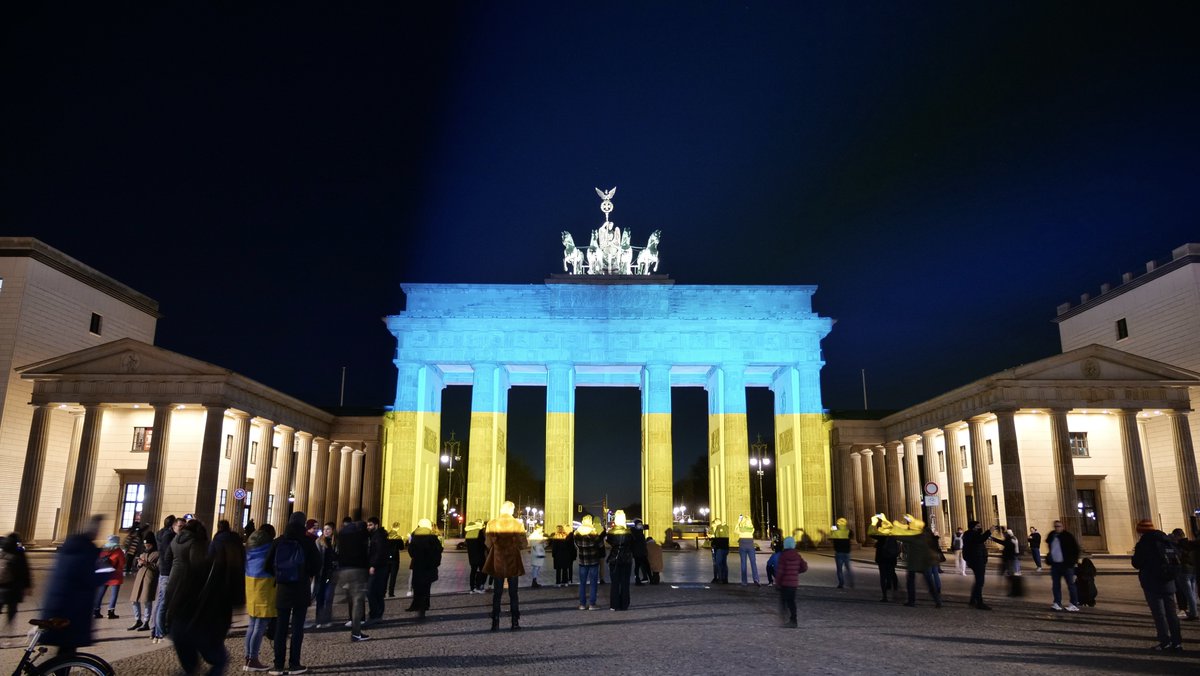 Via “Refugees Welcome @ HU“ and <a href="/ScholarsAtRisk/">Scholars At Risk</a>, Ukrainian academics and students will receive intensive visa as well as social and academic support. The Humboldt-Universität will make every effort to bring academics and students to the HU… (1/3)
Photo: Senatskanzlei Berlin