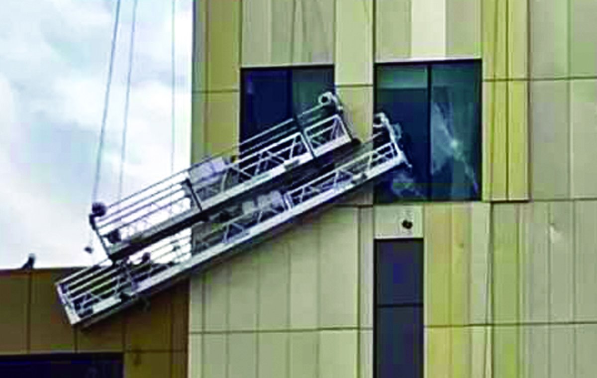 Driving winds caused by #StormEunice lifted two workmen’s cradles to batter the side of the @HiltonWoking hotel, damaging windows and denting panels on the already beleaguered new #Development. See bit.ly/StormWindsBatt… <a href="/WeAreMcAlpine/">Sir Robert McAlpine</a> <a href="/wokingcouncil/">Woking Council</a> #Woking #Community