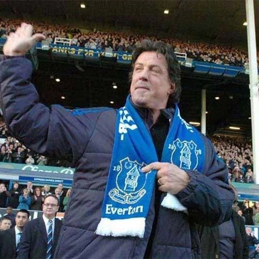 Cultura_Redonda's tweet photo. #FamososConCasacas
☺️ ¿Y quién no quiere a #Rocky en su equipo? Lo malo que es ya eligió al #Everton.
♥️ #SylvesterStallone posó con la casaca de los #Toffes y hasta estuvo a punto de comprar el club en un momento.
🤔 ¿Conocían la historia?
#stallone #TheToffees #evertonfc https://t.co/9oQd3f4LfO