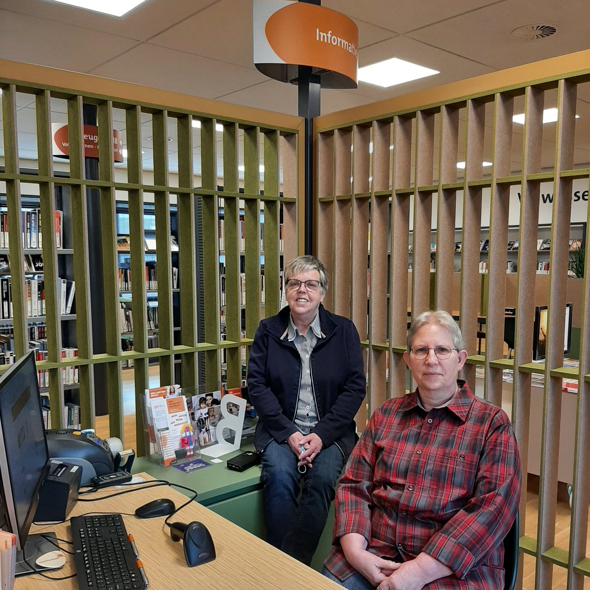 De eerste collega van het gouden duo neemt morgen afscheid. Onze Greet (r) gaat na 39 jaar in de Bieb, genieten van haar pensioen. We zullen haar betrokkenheid en ervaring missen! Gelukkig blijft de andere helft van het duo (Christine (l)) t/m juni: bit.ly/BBafscheidGree…