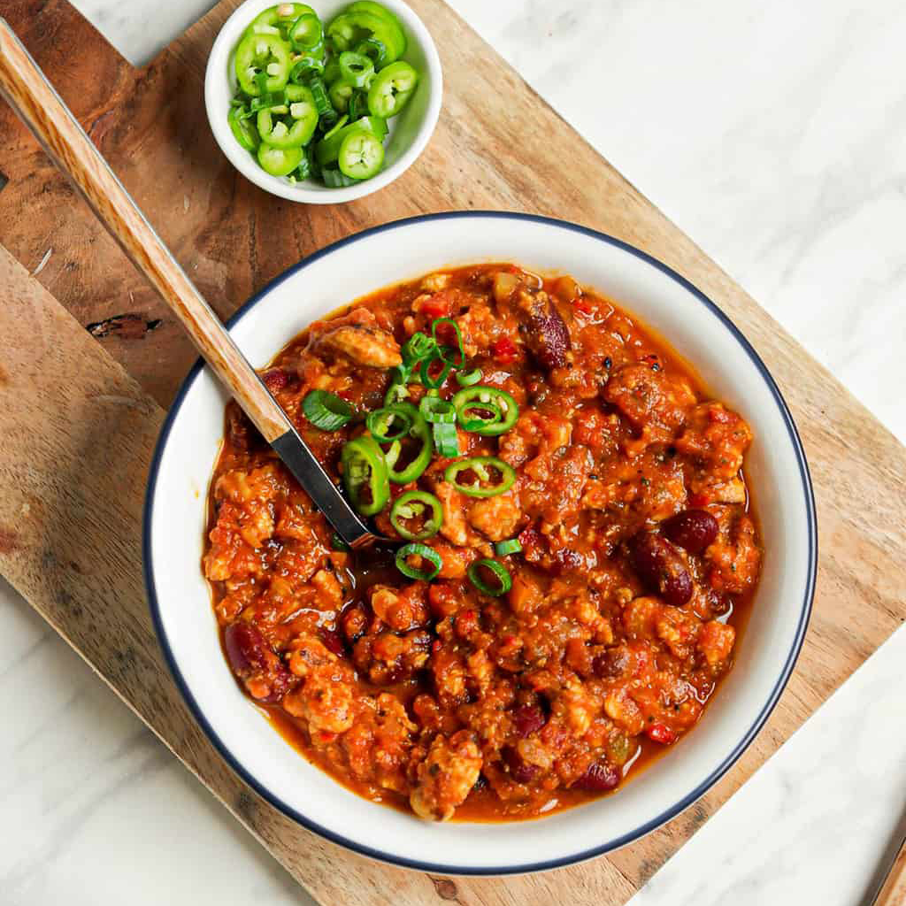 How good does this Pumpkin and Tempeh Chili look like? 🤤 This recipe by <a href="/mydarlingvegan/">My Darling Vegan</a> is made with smokey tempeh, kidney beans, and pumpkin puree. Spicy, sweet, and full of smoky delicious flavor, it's a warm and comforting meal you'll enjoy for sure! bit.ly/3smi9vd