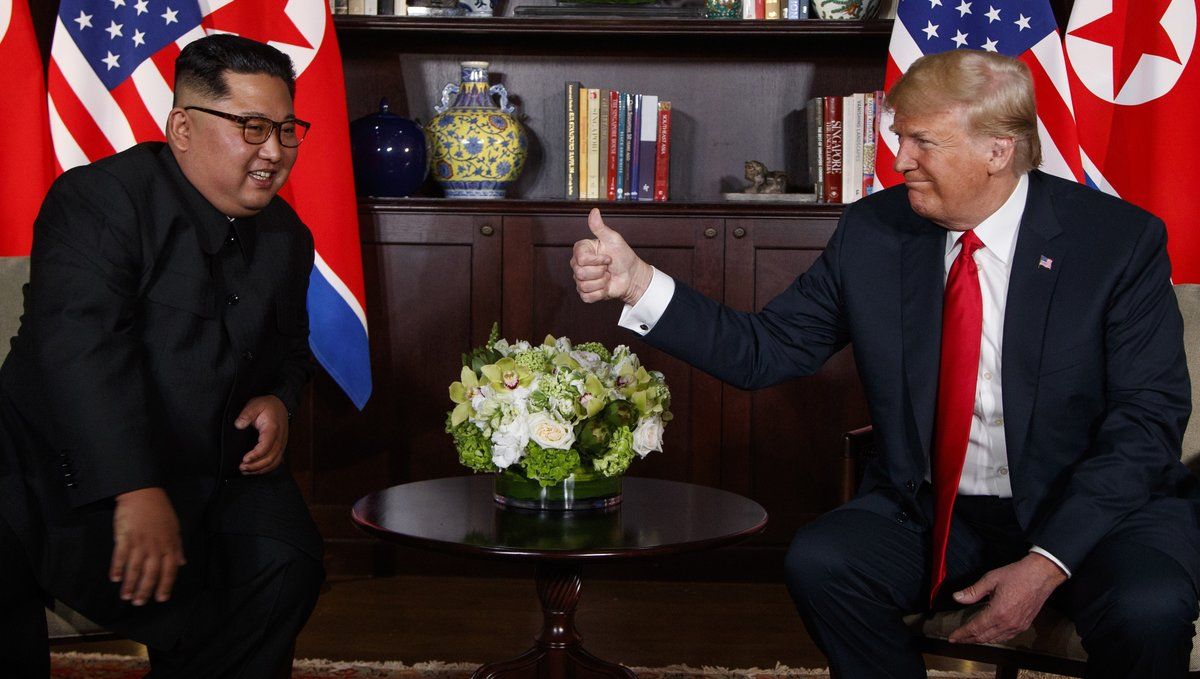 EnLosLuceros's tweet photo. Solo quiero recordar que este hombre que está junto a Kim Jong Un evitó un enfrentamiento militar entre Corea del Norte y Estados Unidos que podría haber arrastrado a toda la OTAN y a China.

Este hombre nos trajo la paz.
Donald J. Trump https://t.co/QYvCU9WMLK