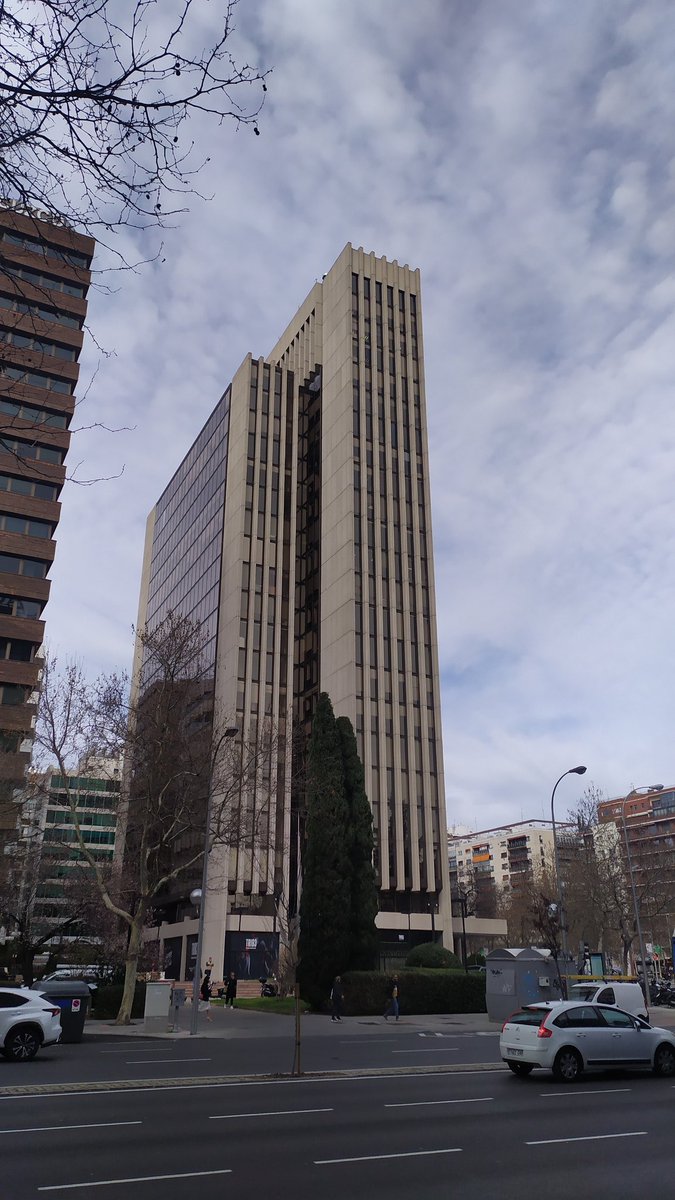 antohmio's tweet photo. Cada vez que paso por esta zona de Castellana, este edificio me recuerda a una famosa consola de videojuegos...🎮 🧐😜 https://t.co/mngL2P6YWj
