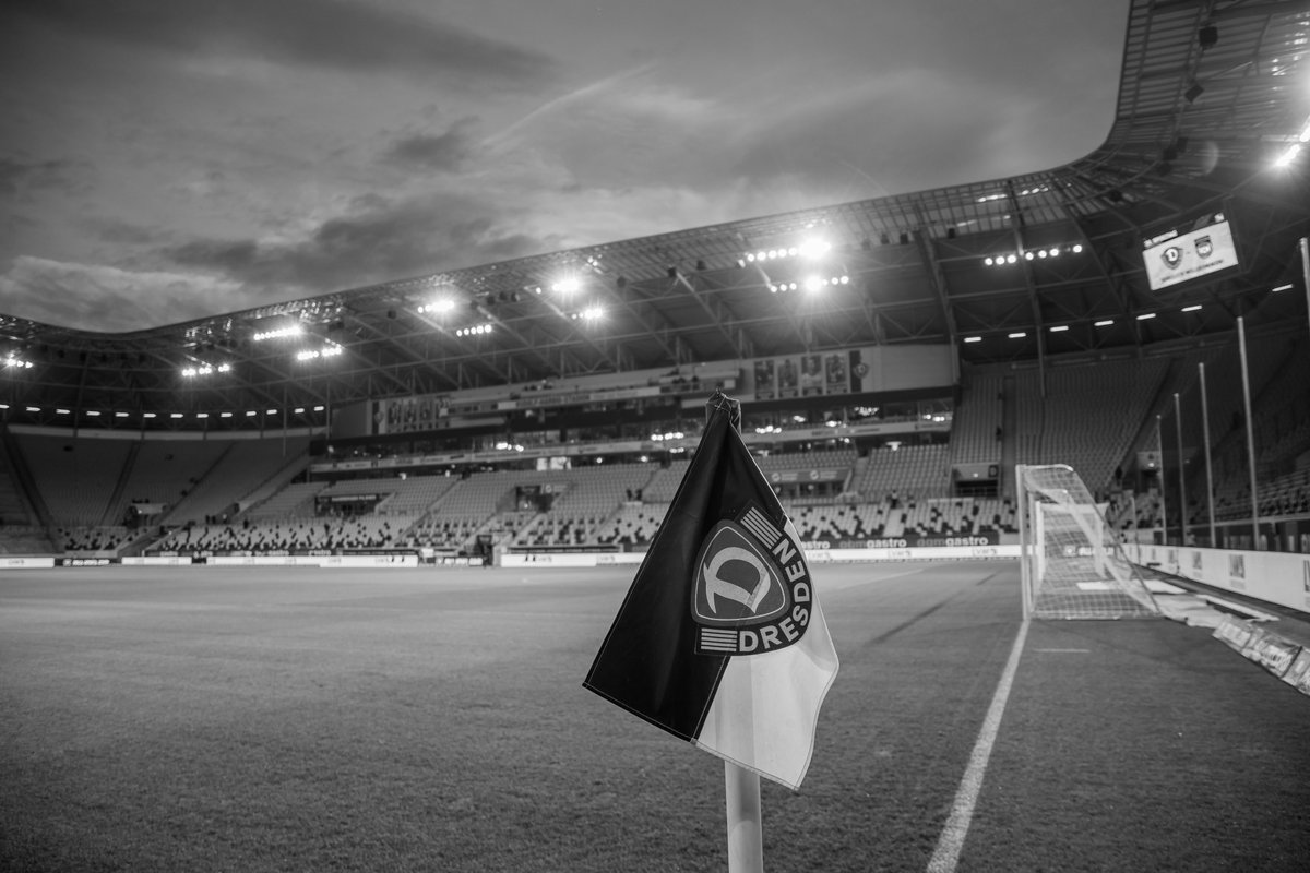 Krieg war, ist und wird niemals eine Lösung sein. An keinem Ort, zu keiner Zeit. Unsere Gedanken sind bei all den Menschen, die unverschuldet in Leid, Not und unheimliche Angst geraten. Wir wünschen uns von allen Seiten Diplomatie statt Waffen. #sgd1953 #Ukraine