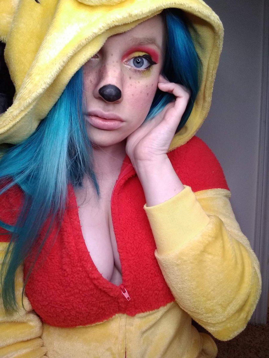 PrettyKitty_132's tweet photo. I just love this picture. Should I do more cosplay? https://t.co/GEX9cUIFyg