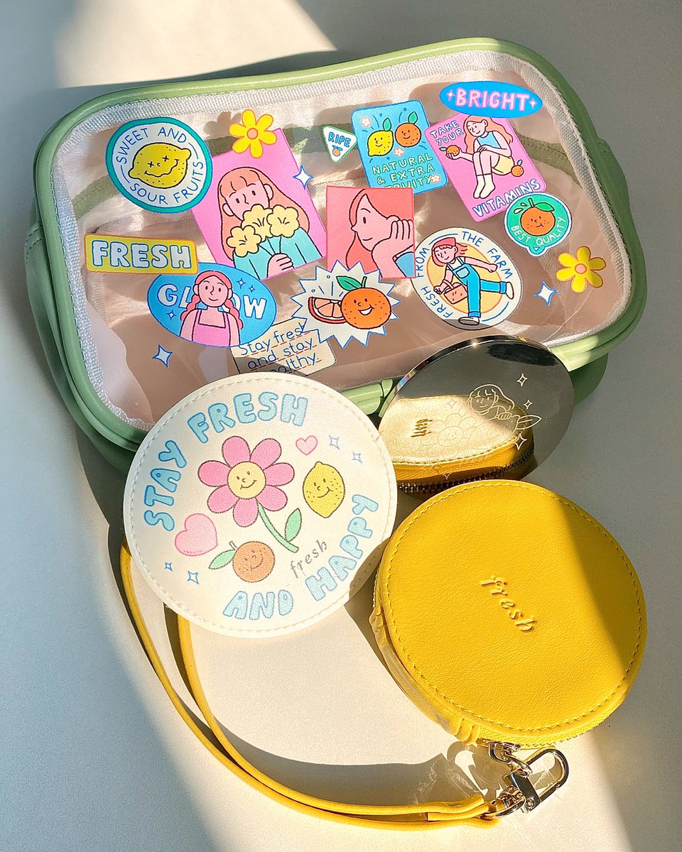 noeylamai's tweet photo. Fresh x Sundae Kids🍋 น่ารักมากกก โปรตอนนี้ คือดี ของแถมน่ารักสุดๆ ซื้อ Vitamin Nectar Serum Trio เซท 3 ขวด ราคา 2,950.- ได้ Pouch สุดคิ้วท์ ไว้ใส่สกินแคร์ คสอ. ไปเลย โปรนี้สำหรับซื้อที่เคานเตอร์ Fresh ทุกสาขา หรือทาง Line เท่านั้นนะ #MyFreshBoost #FreshLoveTH https://t.co/0IEVe9jJCg