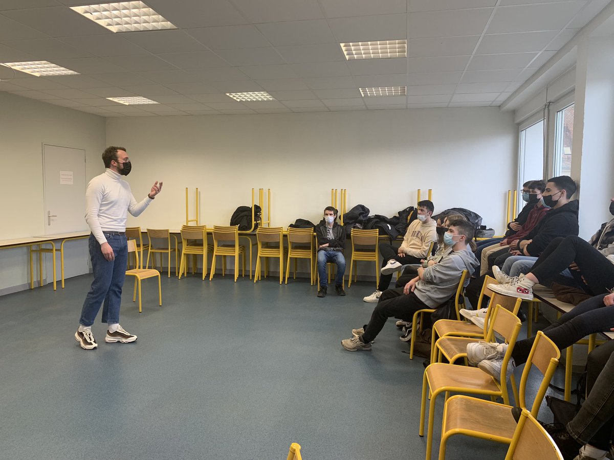 Travail avec Romain Gillot, comédien @ComediedeColmar et les élèves de TSTMG @lycee_koeberle pour préparer le Grand Oral Comment détendre la prise de parole en public ? Gérer le stress, son corps et le souffle avec des exercices de théâtre @Ecogest_Stbg